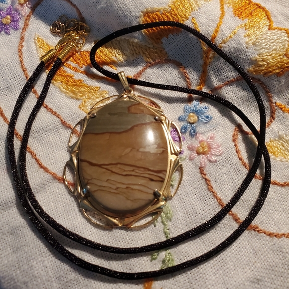 Picture Jasper Pendant Vintage with New Necklace Cord Giftboxed - Picture 2 of 5